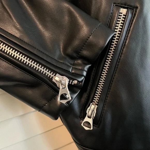 Torrid Faux Leather Moto Jacket. Super Soft! Size 2 (18-20) - Picture 4 of 4